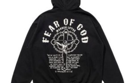 Why Everyone Needs an Essentials Hoodie This Season