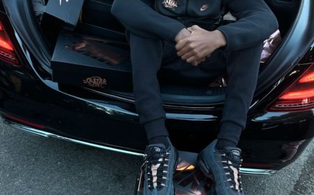 Syna World Tracksuit: The Modern Uniform for the Style-Conscious