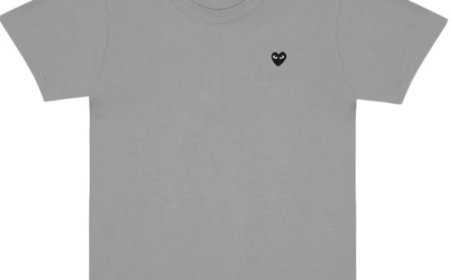 Play Comme Des Garcons iconic logo T‑shirts